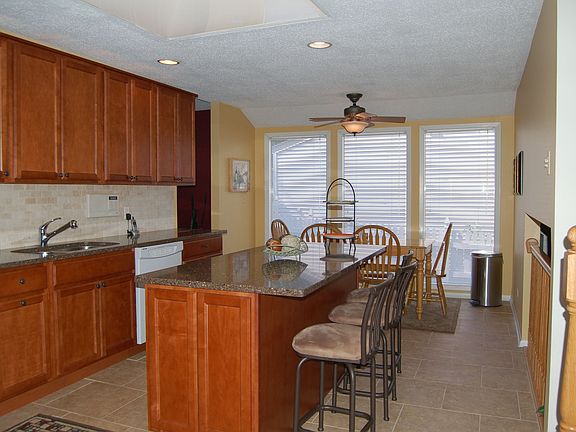Brand New maple/silestone Kitchen
