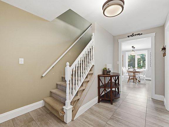 5th image of 18 Sandstone Ave