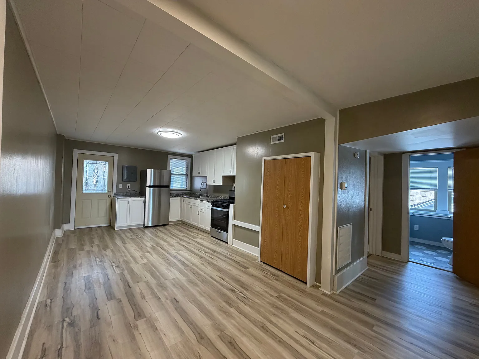 2 bed, 1.0 bath, 1056 sqft, $1,200 — Photo 1