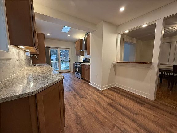5th image of 319 Carnegie Pl