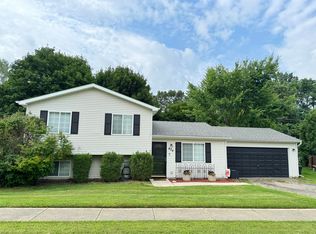824 Town Trl, Pinckney, MI 48169