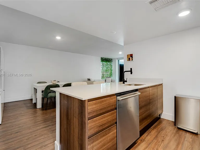 9261 E Bay Harbor Dr #607 — Photo 7