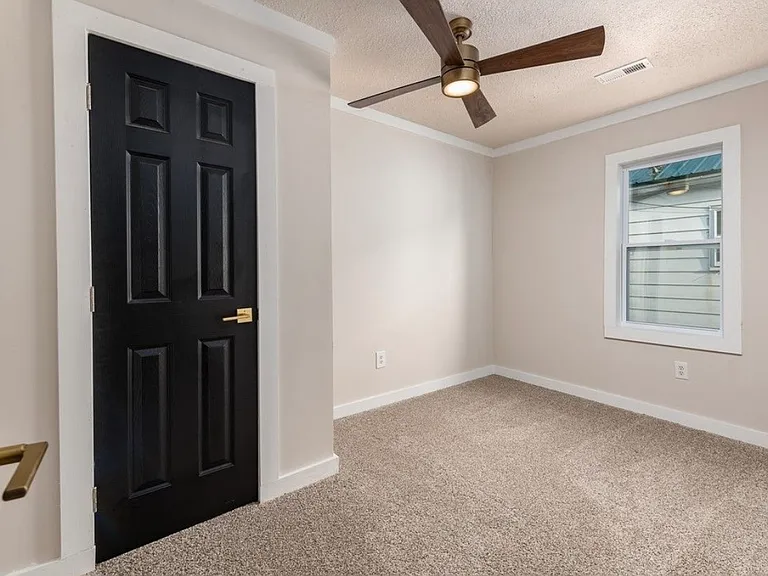 415 Hansford St — Photo 8