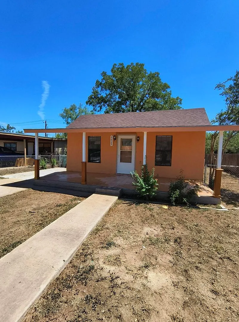 Cozy 2-Bedroom Home With Fenced Backyard. Coming Soon! — Photo 1