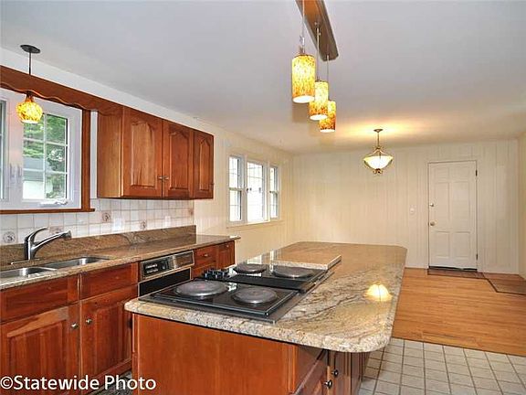 4th image of 12 White Hill Ln