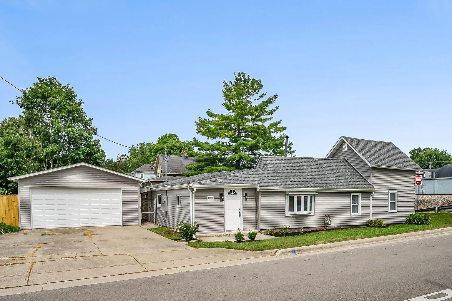 114 N Trine St photo 1