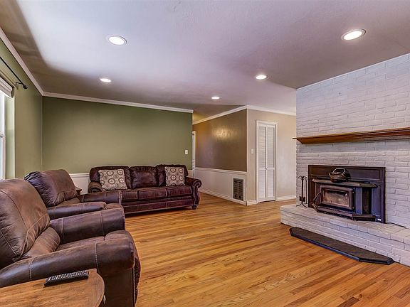 3rd image of 308 Hillcrest Dr