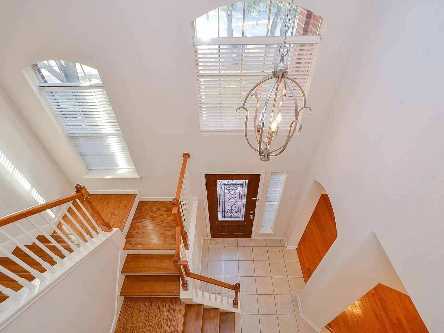 4 bed, 2.5 bath, 2336 sqft, $2,000 — Photo 3