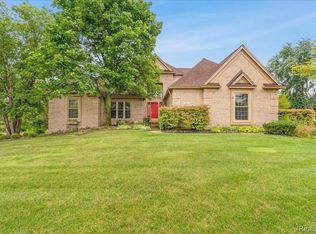 3871 S Creek Dr, Rochester, MI 48306