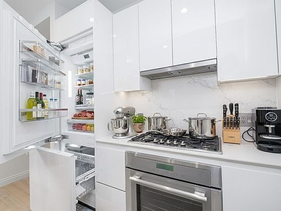 3rd image of 133 Seaport Blvd #1519
