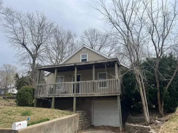 922 N 7th St, Atchison, KS 66002