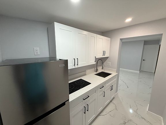 Full Kitchen with brand new appliances.