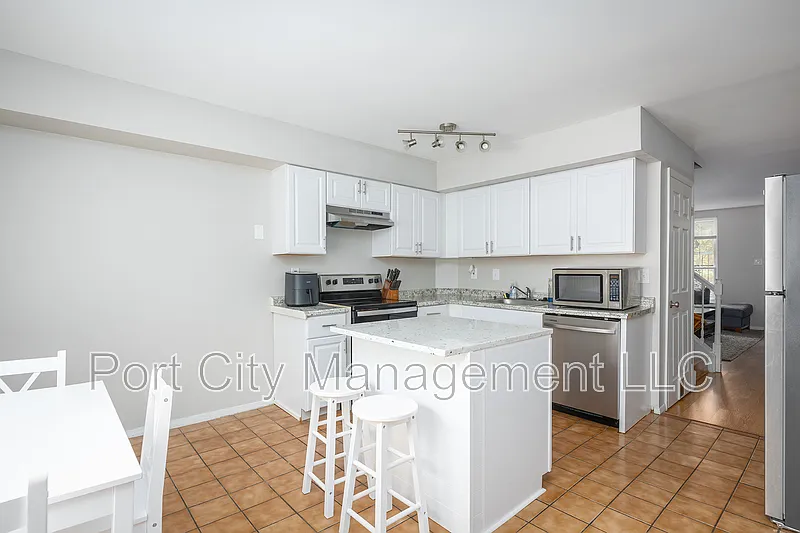 3 bed, 3.5 bath, 1814 sqft, $2,450 — Photo 3