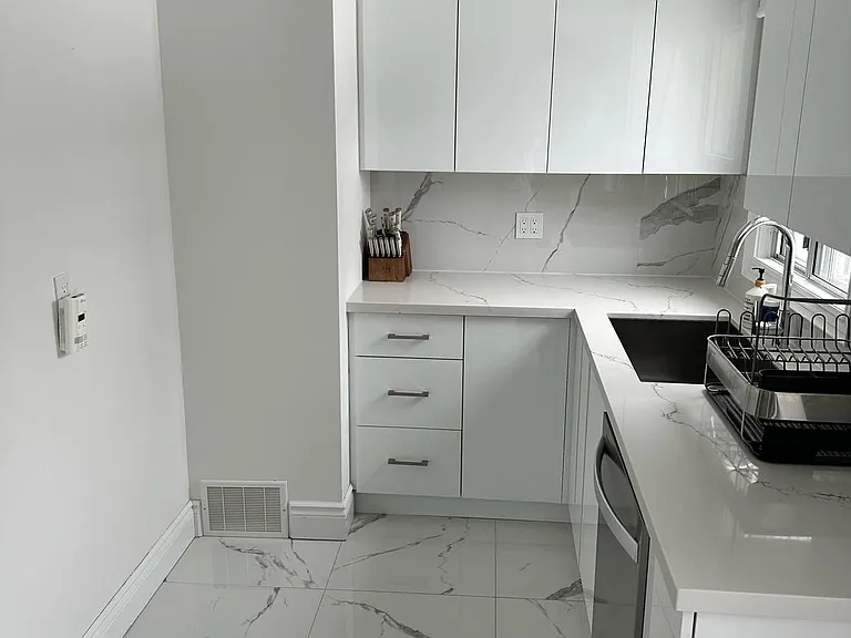 9 Roycrest Ave #ROOM — Photo 6