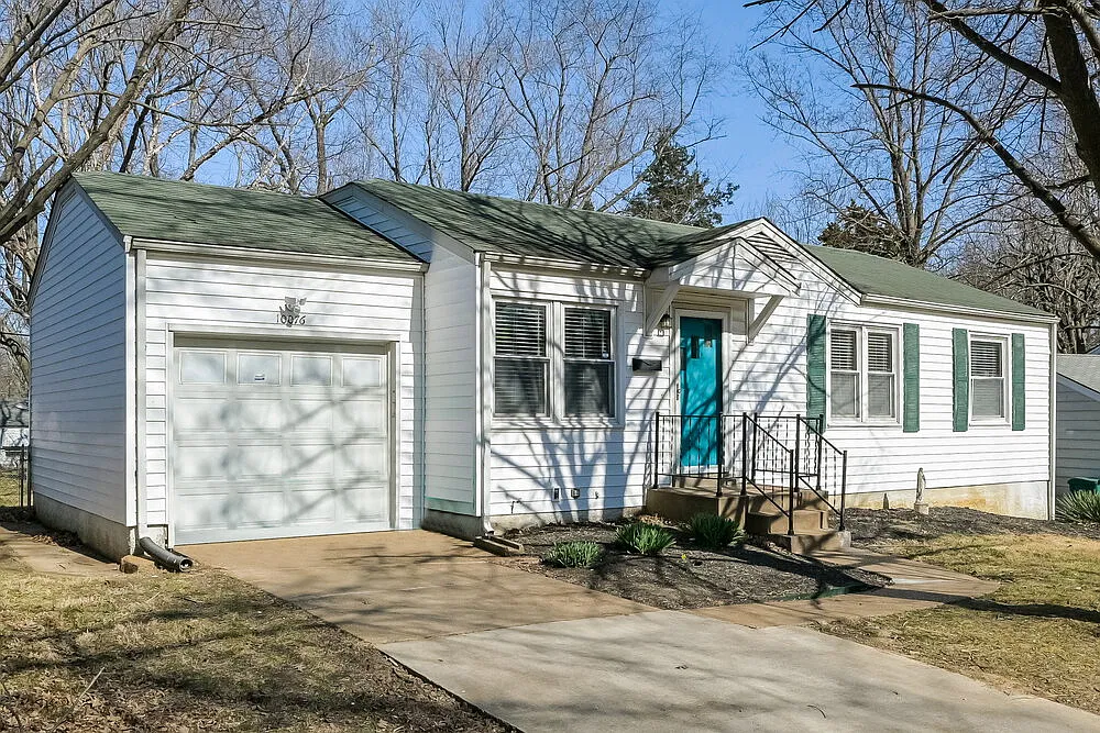 3 bed, 1.0 bath, 1093 sqft, $4,340 — Photo 4