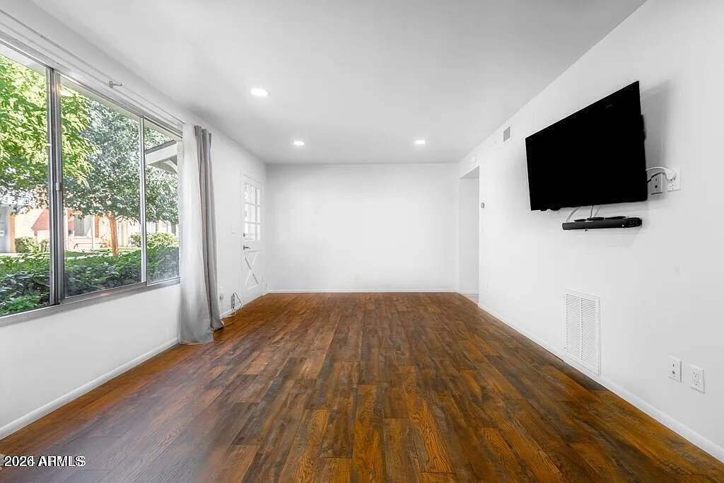 3 bed, 1.5 bath, 1408 sqft, $1,900 — Photo 2