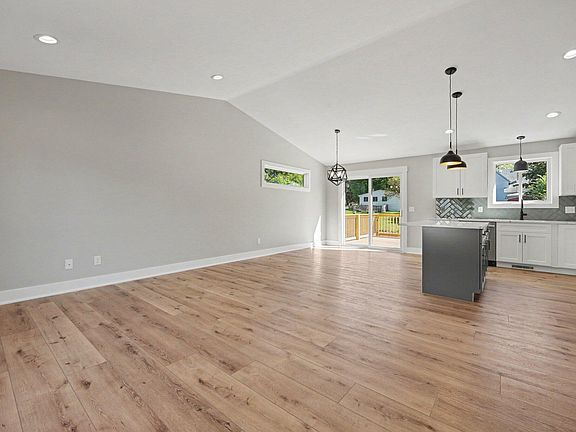 4th image of 740 Crawford St