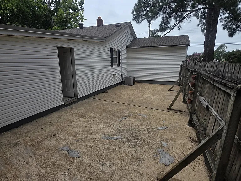 208 Cole St — Photo 2
