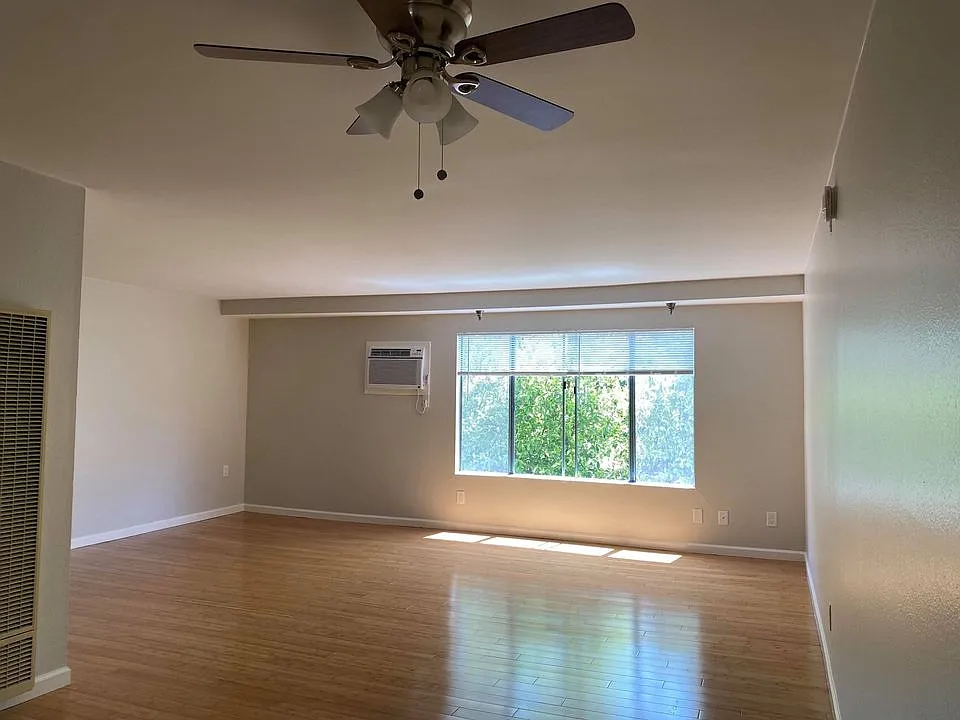 Studio, 550 sqft, $1,725 — Photo 1