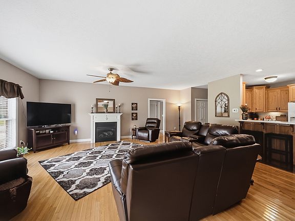 4th image of 221 Allen Dr