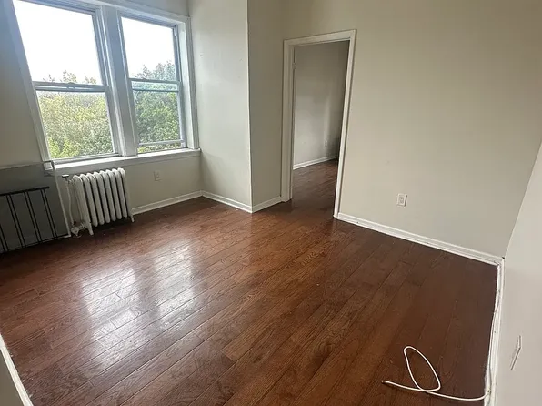 967 Summit Avenue image 3 of 8