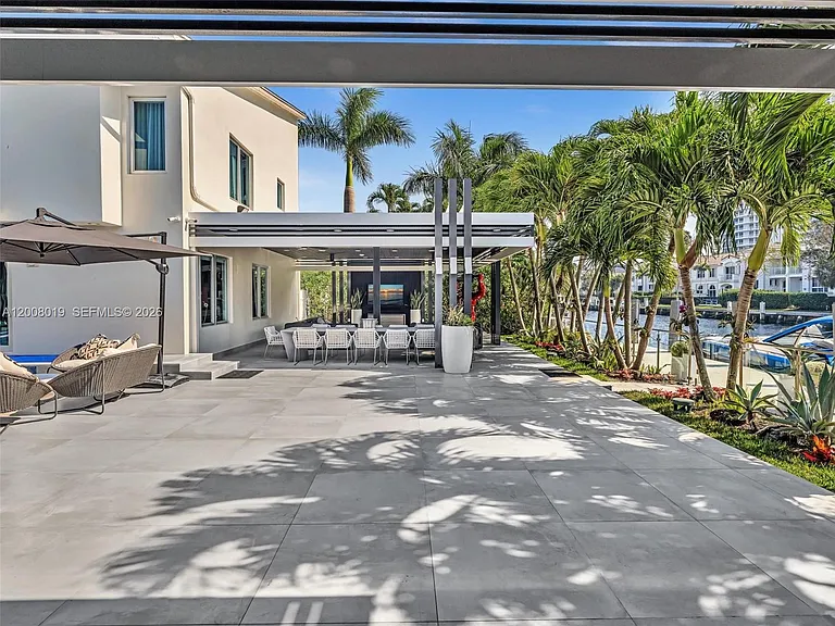 307 Holiday Dr — Photo 6