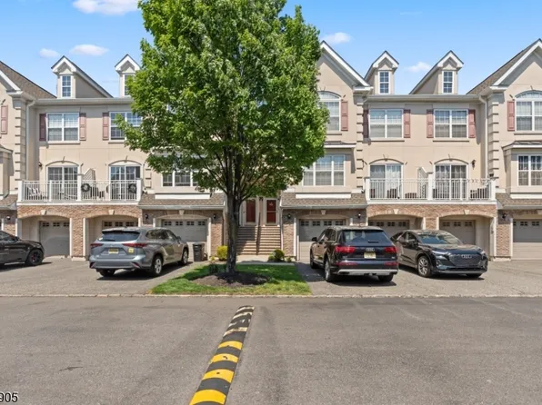 162 Blue Heron Dr, Secaucus, NJ 07094