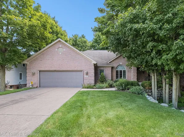 3462 Woodridge Dr, Flushing, MI 48433