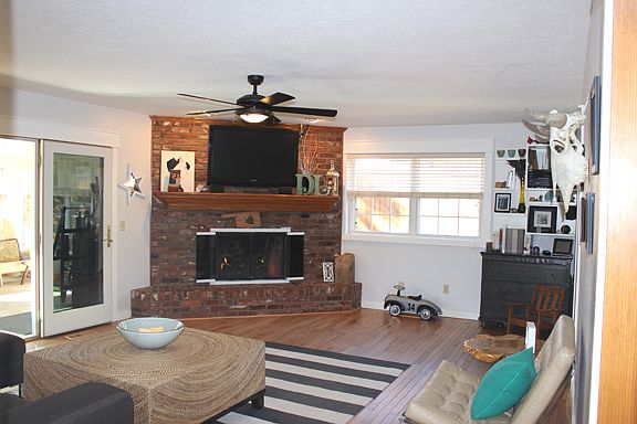 Living Room - Gas Log Firepl