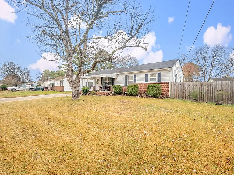 1061 Saint Julian Dr — Photo 3