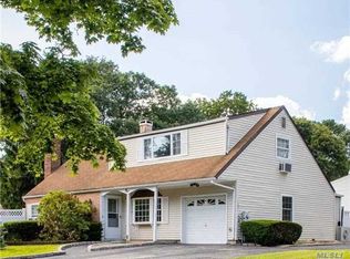 1 Virginia Pine Dr, Medford, NY 11763