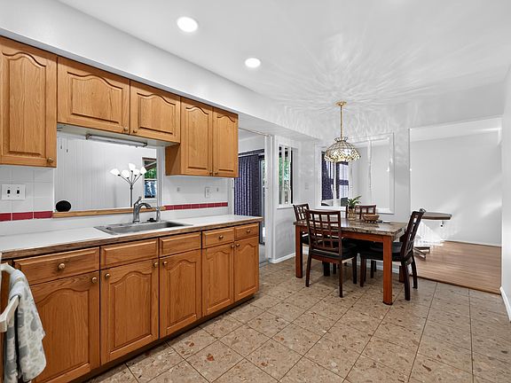 5th image of 325 Carleton Ln