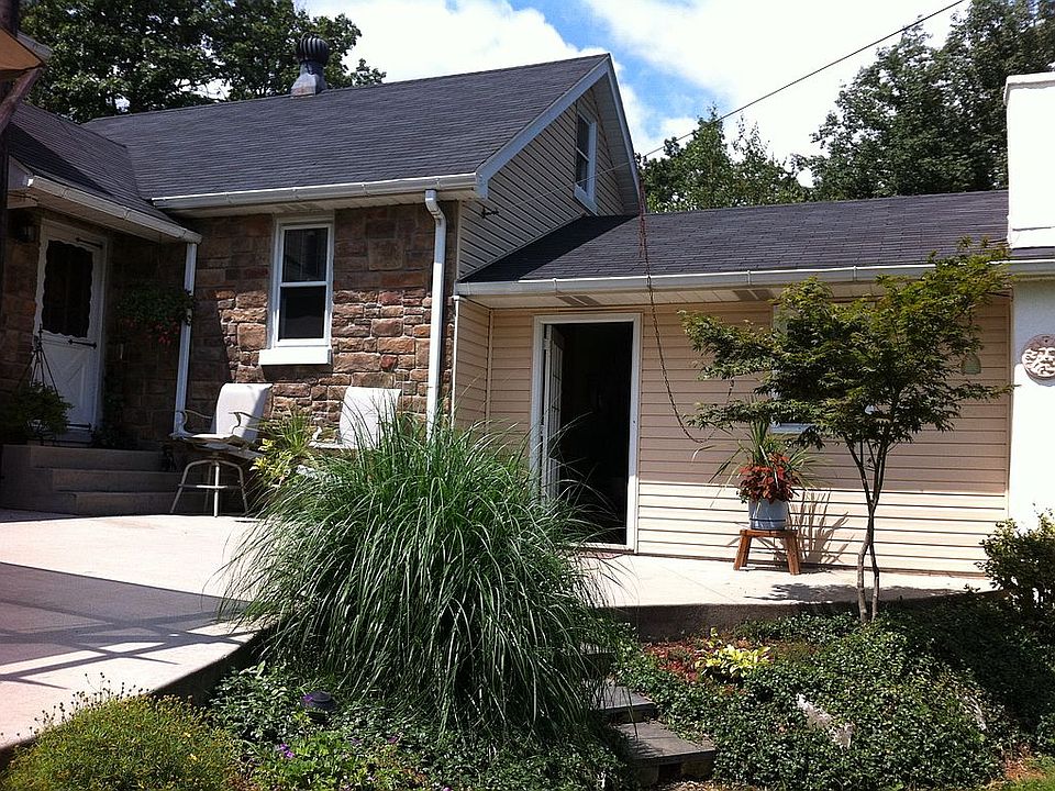 2nd image of 8609 Mohr Ln