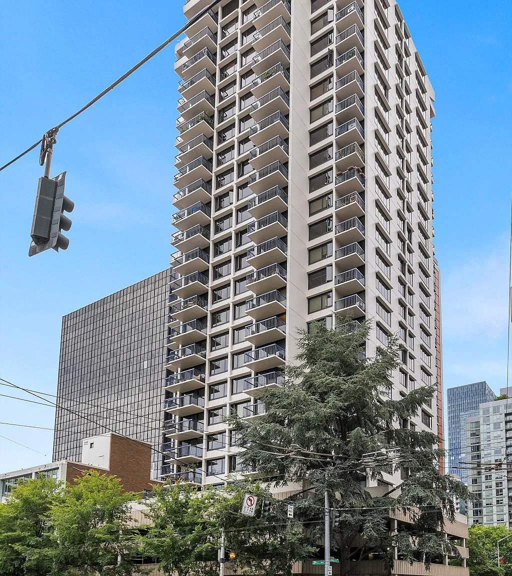 Royal Crest - 2 bedrooms — Photo 2