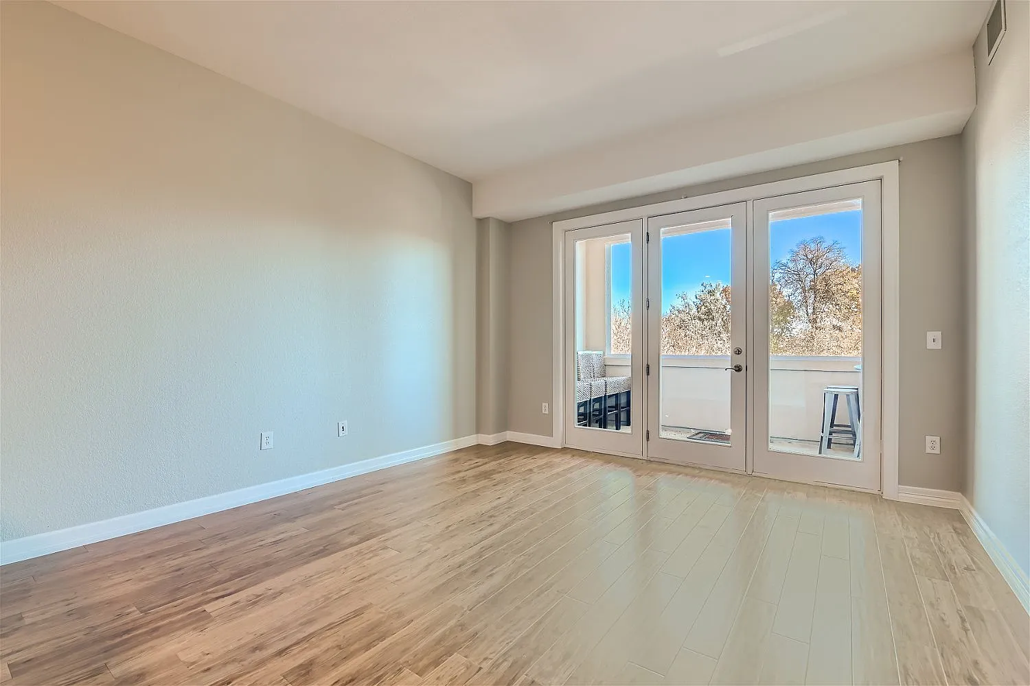1 bed, 932 sqft, $2,200 — Photo 3