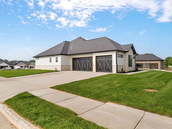 4th image of 1772 E Peartree Drive