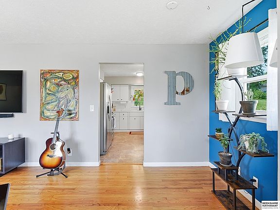 4th image of 9423 Fowler Ave