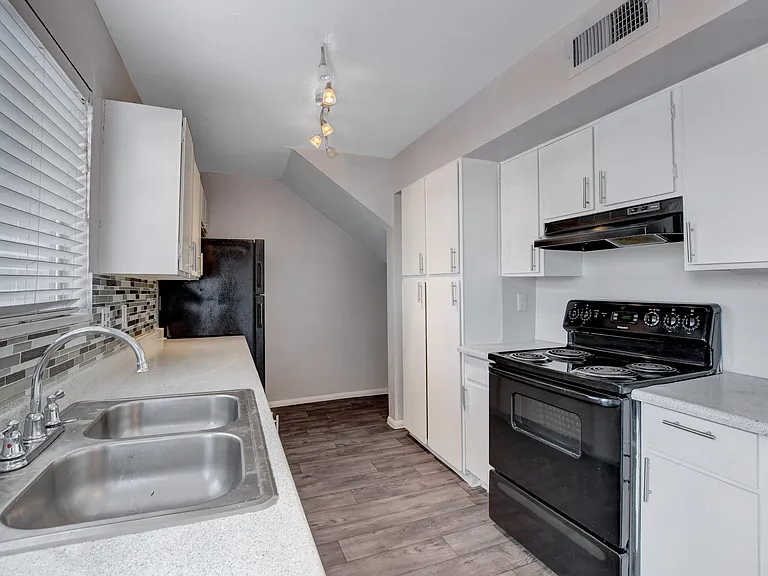 Green Tree Apartments — Photo 12
