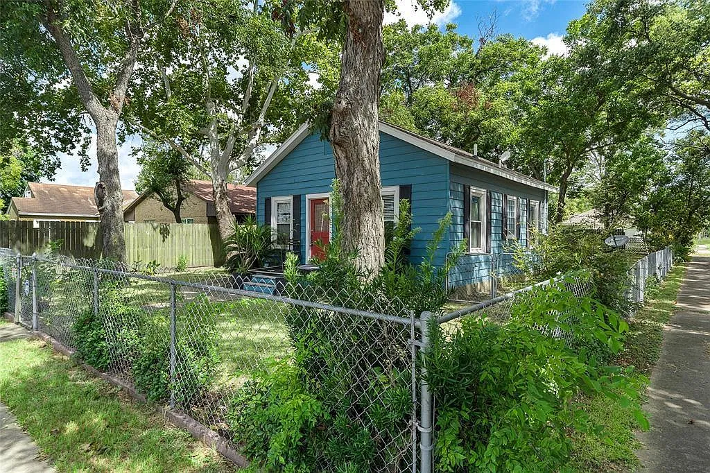 2 bed, 1.0 bath, 831 sqft, $1,350 — Photo 2