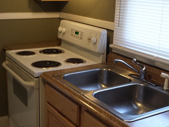 3rd image of 712 Henderson Dr