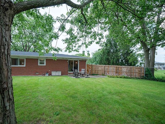 3rd image of 1025 Ash St