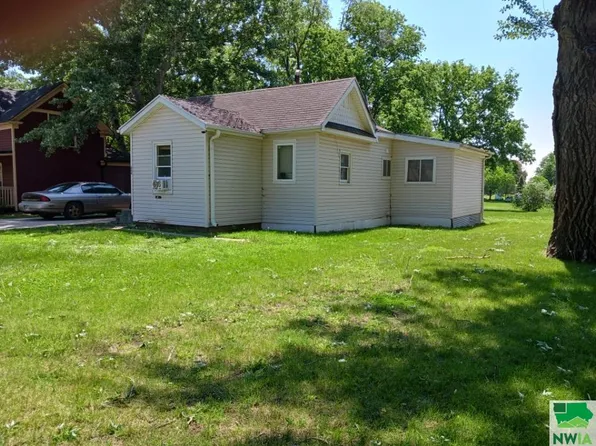 804 W Cedar St, Vermillion, SD 57069