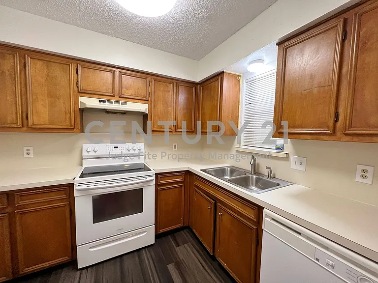 1150 Suburban St — Photo 7