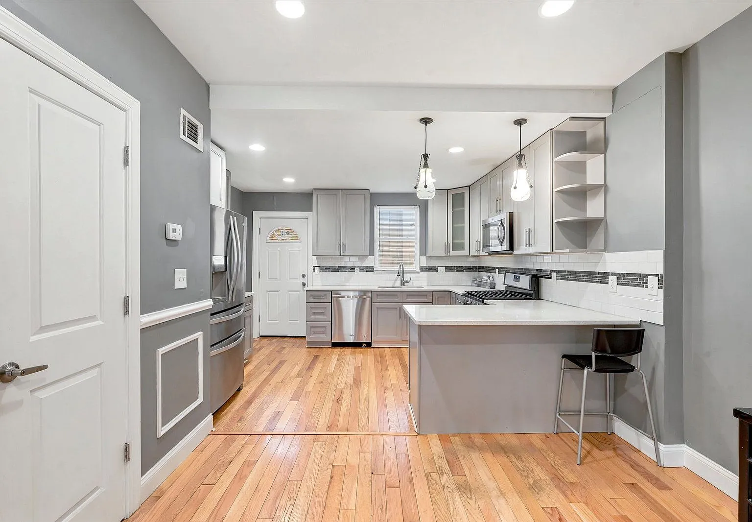 3 bed, 1.5 bath, 1080 sqft, $2,400 — Photo 2