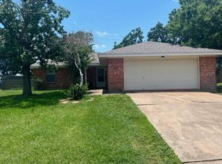 520 Oleander St, Lake Jackson, TX 77566