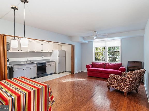 3rd image of 310 Ridgemede Rd Unit 1