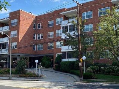One Kensington Gate #224, Great Neck, NY, 11021
