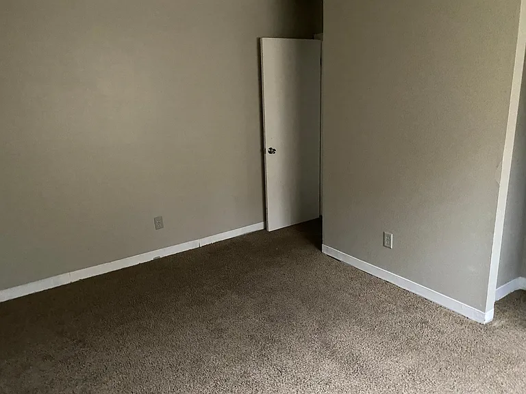 1045 Hobart St — Photo 9