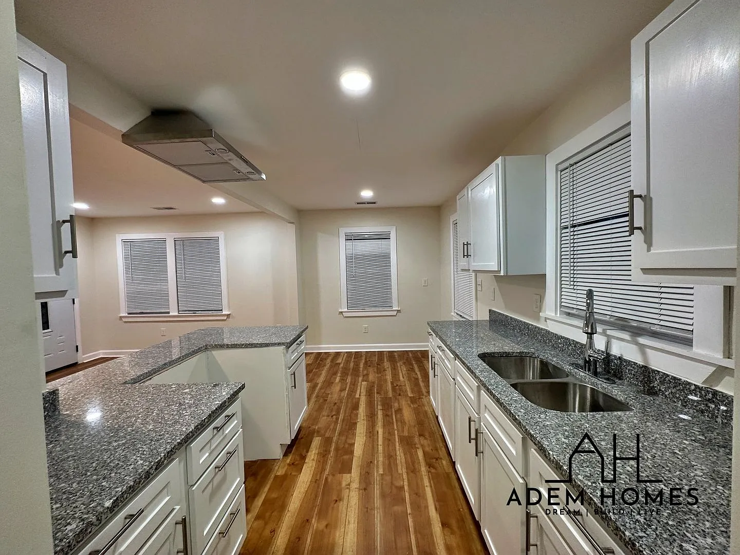 Beautiful Brick Home Minutes from UofM and Midtown! — Photo 4