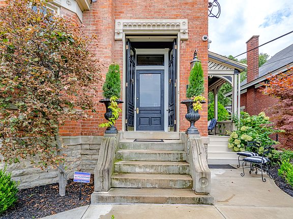 4th image of 925 Mount Hope Ave